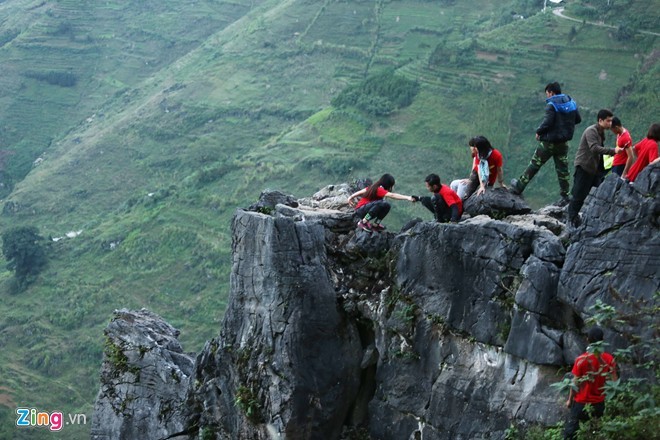 Đua nhau mạo hiểm vì tấm ảnh ở Mã Pí Lèng