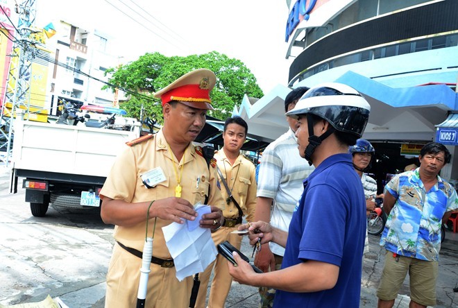 Tân bí thư Đà Nẵng 'vi hành' kiểm tra cảnh sát giao thông