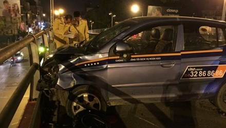 Vợ con tài xế ngồi trong taxi khi xảy ra tai nạn