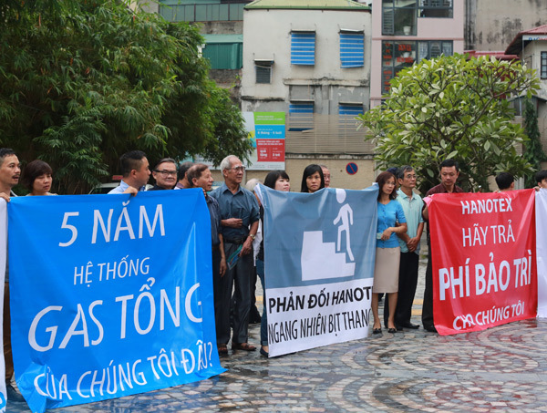 Cư dân Skycity treo băng rôn phản đối chủ đầu tư