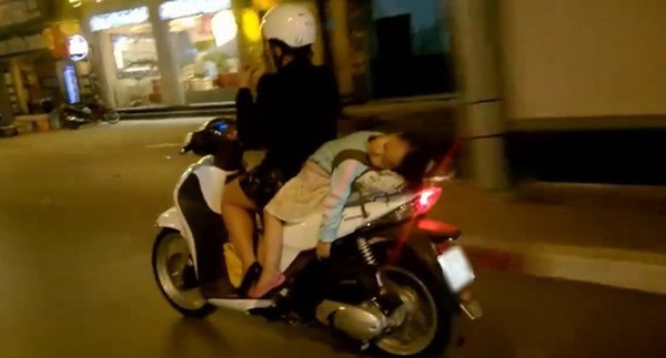 Thót tim cảnh mẹ chạy xe một tay chở con ngủ gục sau yên xe như