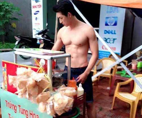 Trai đẹp bán bánh tráng khiến phái nữ ‘rụng tim’