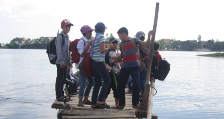 Hàng trăm học sinh đánh đu tính mạng trên chuyến đò ọp ẹp