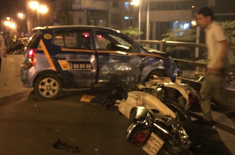 Phút kinh hoàng trên nắp ca-pô taxi gây tai nạn ở cầu vượt
