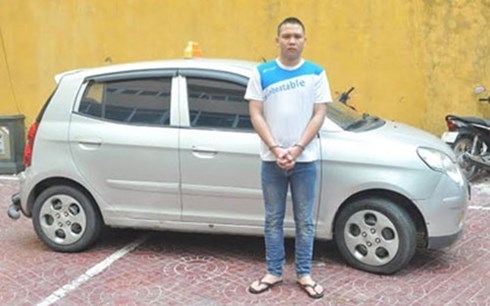 Lái xe taxi lại hất công an lên nắp ca pô