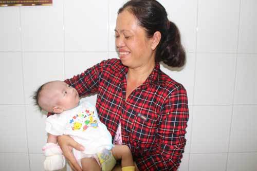 Bé con bà Huỳnh Thị Lan đã có đủ tiền phẫu thuật
