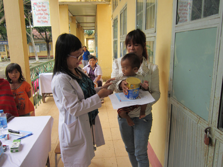Khám & tư vấn dinh dưỡng cho 500 trẻ em Quảng Nam