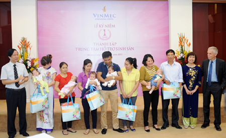 Vinmec ‘mát tay’ với các cặp vợ chồng hiếm muộn
