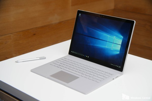 Tim Cook chê siêu phẩm Surface Book của Microsoft là 