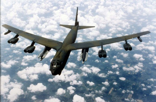 Mỹ điều B-52 áp sát đảo nhân tạo trên Biển Đông