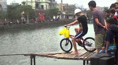 Cười vỡ bụng xem đi xe đạp trên cầu khỉ ở miền Tây