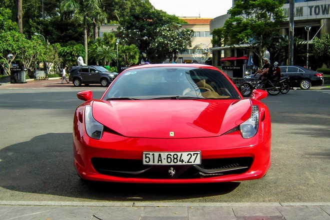 Ferrari của thiếu gia Phan Thành tái xuất trên đường Sài Gòn