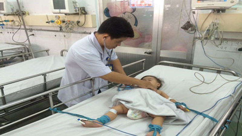 Mắc tay chân miệng lại tưởng con bị nhiệt