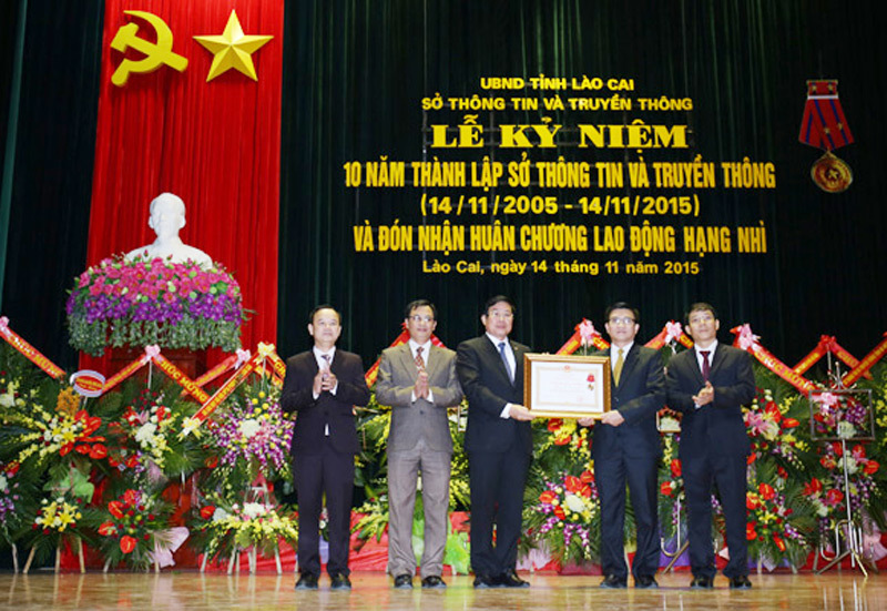 Sở TT&TT Lào Cai nhận huân chương Lao động hạng nhì