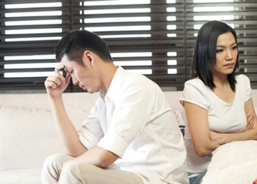 Nỗi cay cú của ông chồng có vợ cao hơn... 
