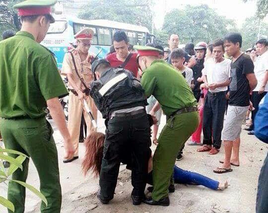 Nghi ngáo đá, mẹ trẻ ôm con lao đầu vào ô tô