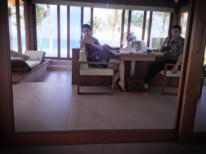 Công Vinh và Thủy Tiên du hí ngoài biển