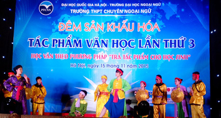 Xem học sinh chuyên ngữ học văn trên sân khấu