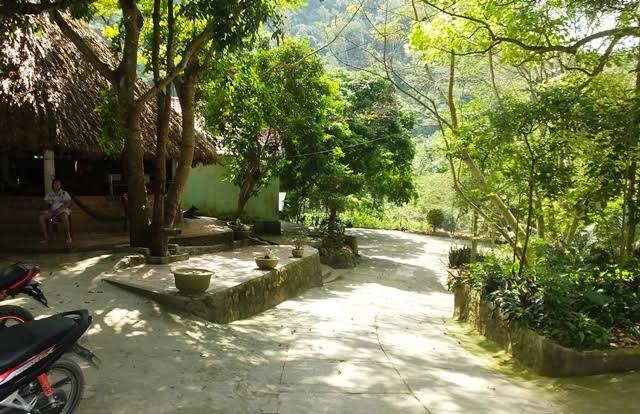 Con gái sếp cảnh sát cơ động hung hãn chém người?