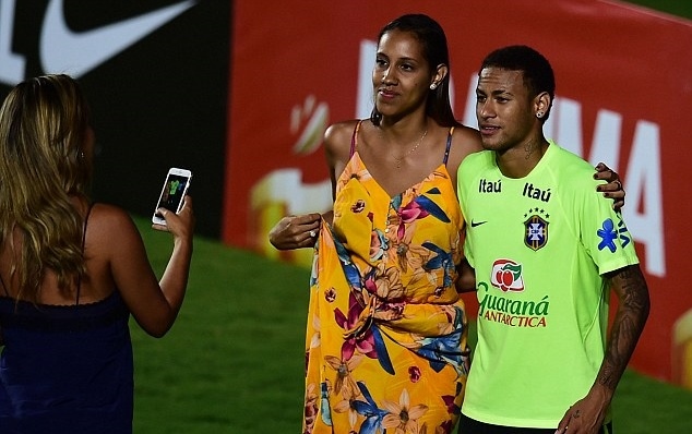 Nữ CĐV lao vào sân chụp ảnh với Neymar