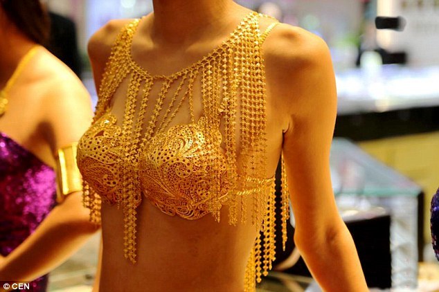 Ngắm bộ nội y làm từ vàng nguyên chất