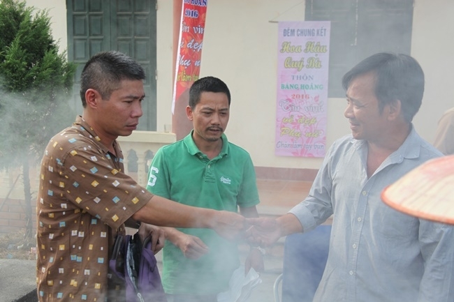 Đạo diễn phá hỏng ô tô mới để làm 'Đại gia chân đất'
