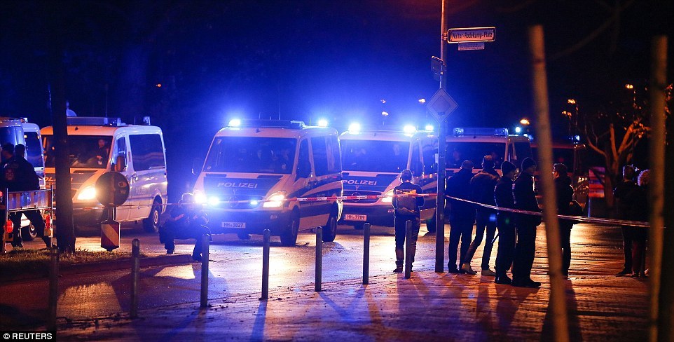 Cảnh sát sơ tán CĐV ra khỏi sân HDI Arena