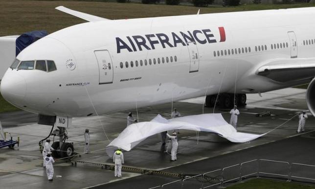 Hai chuyến bay đến Paris hạ cánh khẩn vì bị dọa đánh bom