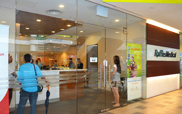 Đua nhau bay tour đi Singapore tiêm vắc xin cho con