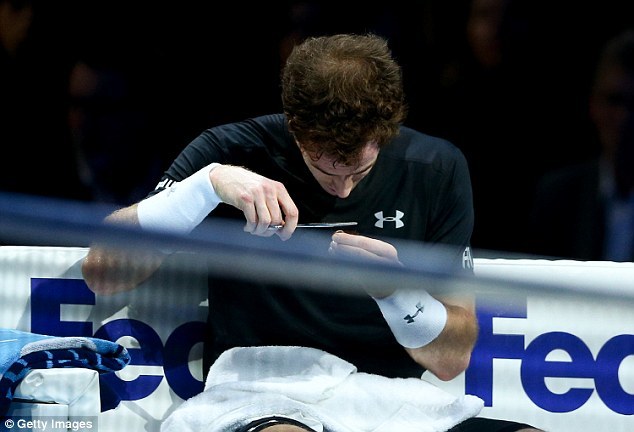 Đang chiến Nadal, Murray ngồi nghỉ...cắt tóc
