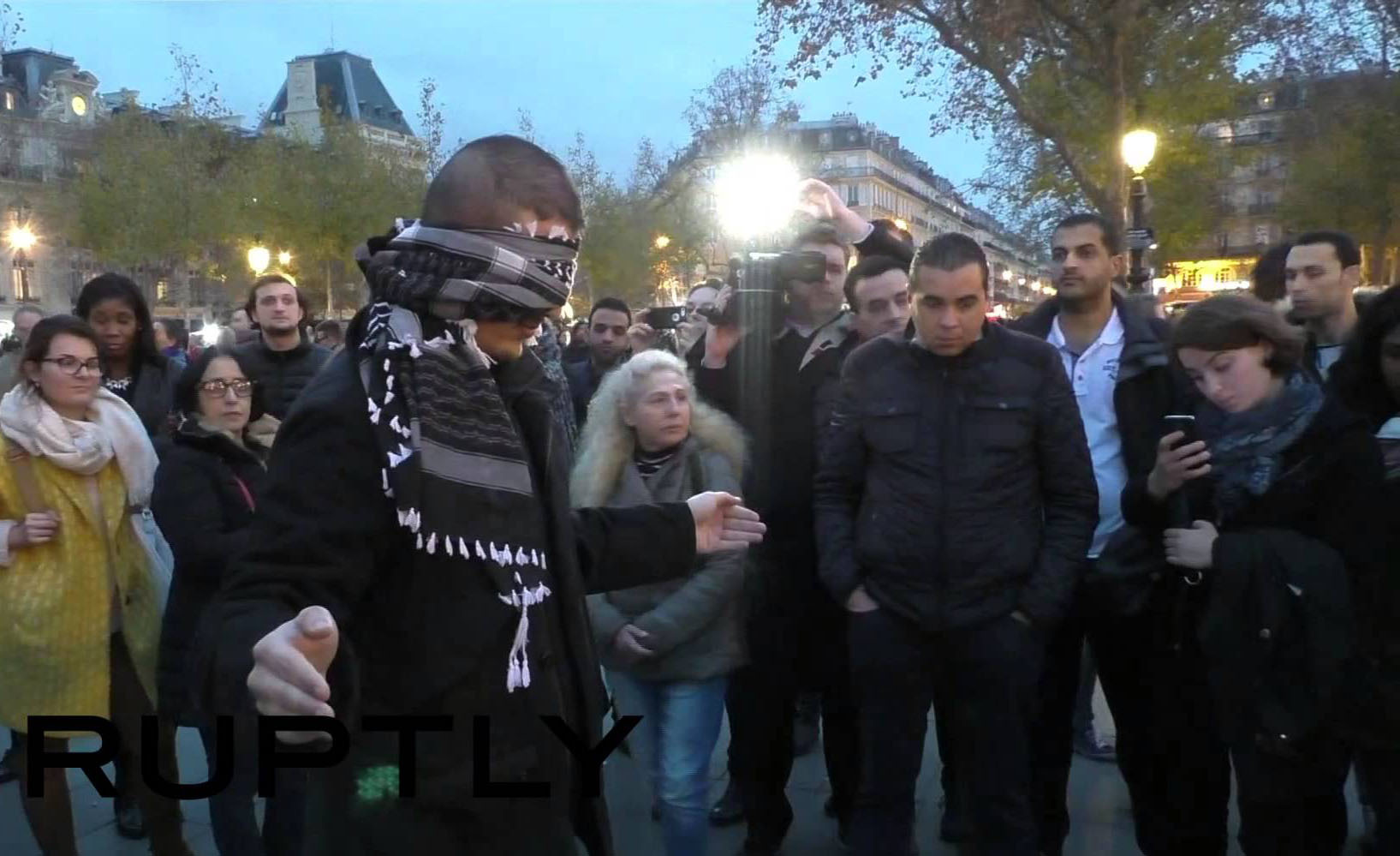 Hàng trăm người Paris ôm một thanh niên Hồi giáo