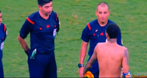Neymar bẽ mặt vì tặng áo trọng tài không nhận