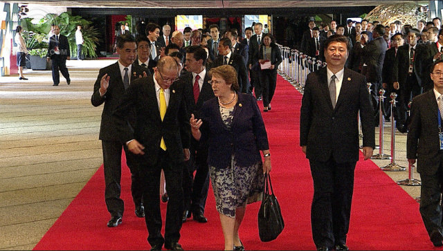 Tập Cận Bình bước đơn độc trên thảm đỏ APEC