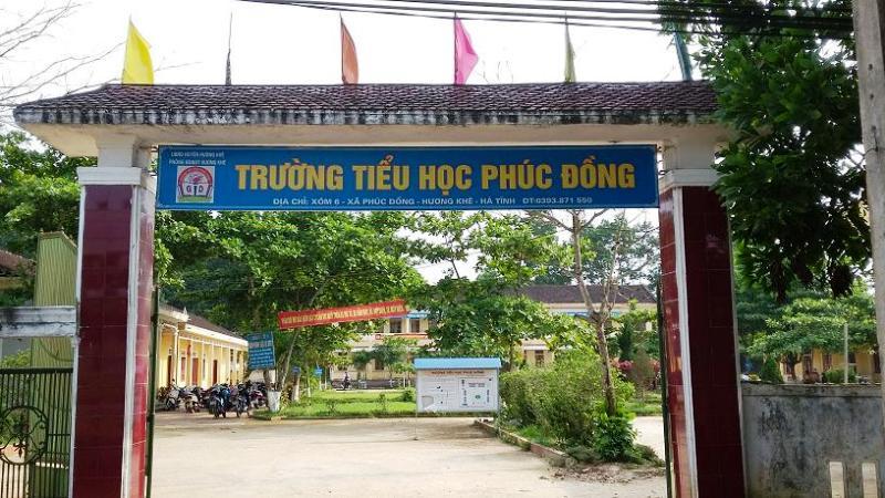 Phụ huynh cầm hung khí vào trường tiểu học 