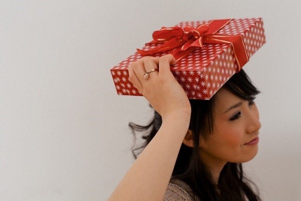 Bẽ mặt vì món quà tặng cô giáo của con bị chồng đánh tráo