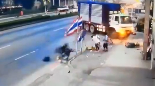 Cặp đôi thoát chết hi hữu khi đứng trên vỉa hè