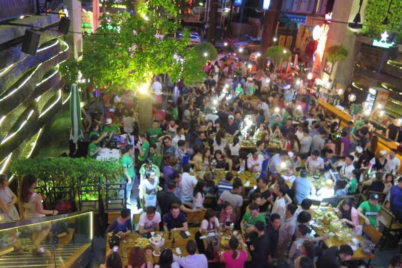 500 dân chơi nhảy múa ở “vũ trường” lộ thiên giữa Sài Gòn