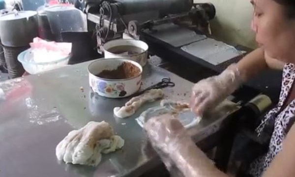 Cô gái Yên Bái chế máy làm bánh cuốn tự động