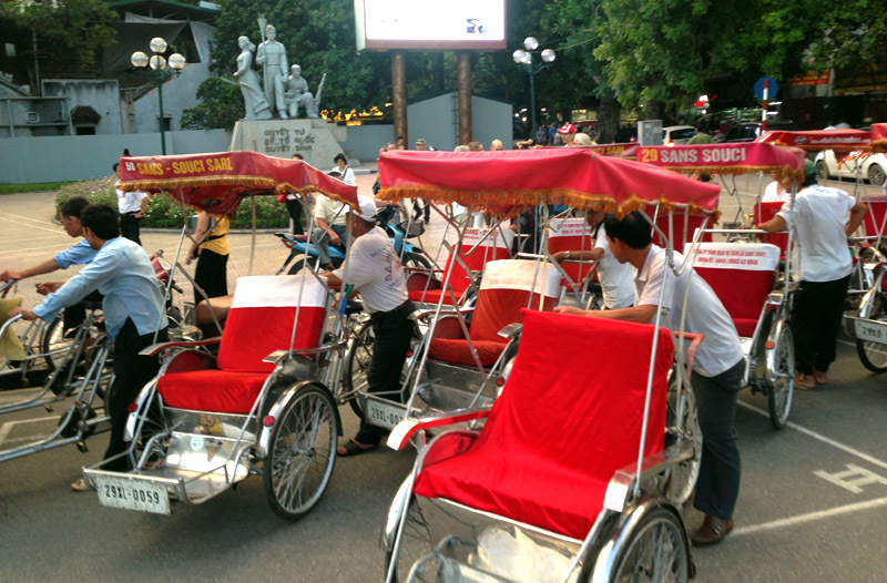 Hà Nội: Xích lô du lịch 'vây' tượng đài cảm tử