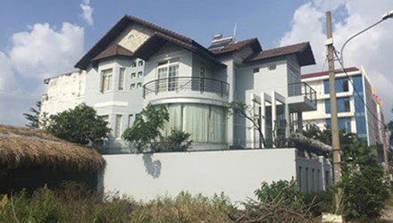 Nỗi lo lắng của đại gia chủ biệt thự Hoa Mai