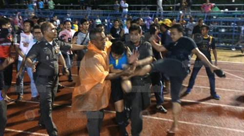 CĐV Thái Lan truy sát trọng tài như phim hành động