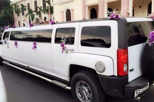 Cô dâu trải lòng về đám cưới toàn siêu xe