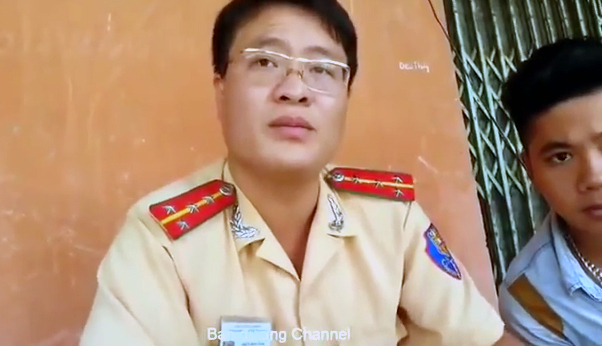 'Dậy sóng' với đoạn đối đáp CSGT với người dân