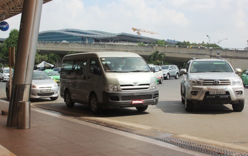 Bất lực với xe công “nằm lì” ở sân bay Tân Sơn Nhất