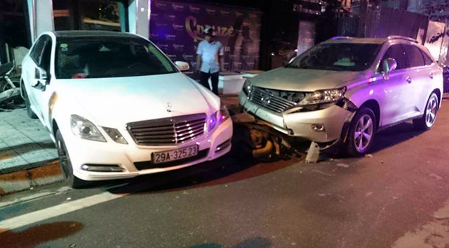 Hà Nội: Audi lật ngửa trên phố, Mercedes nhầm chân ga