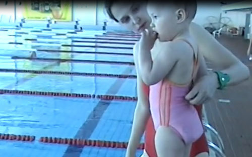 Kinh ngạc bé 21 tháng tuổi bơi như người cá