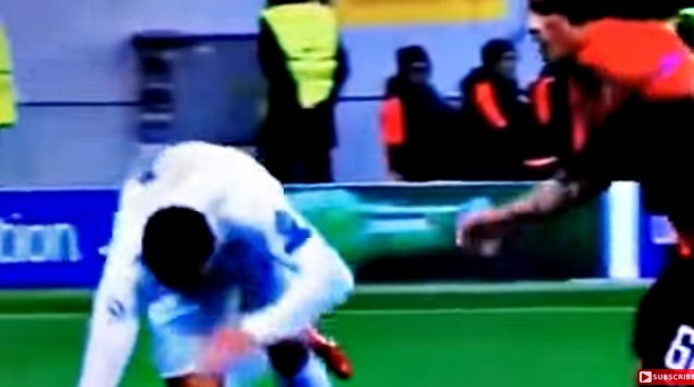 Ronaldo ngã sấp mặt vì ham biểu diễn