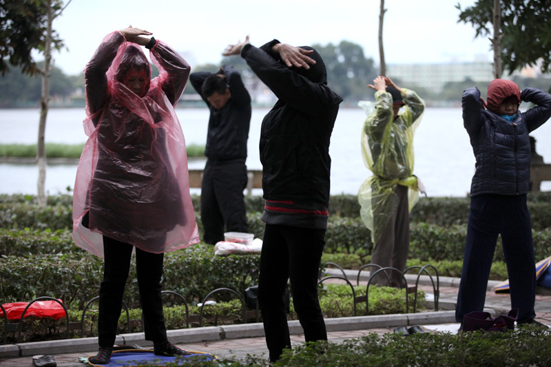 Người Hà Nội mặc áo mưa tập thể dục