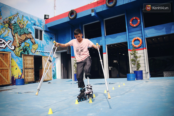 Clip: Chàng trai khuyết tật ở Sài Gòn trượt patin điêu luyện cùng đôi nạng gỗ