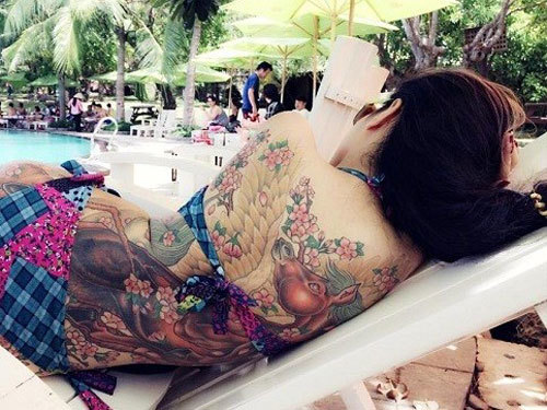 Mốt xăm đùi táo bạo của thiếu nữ Hà Thành